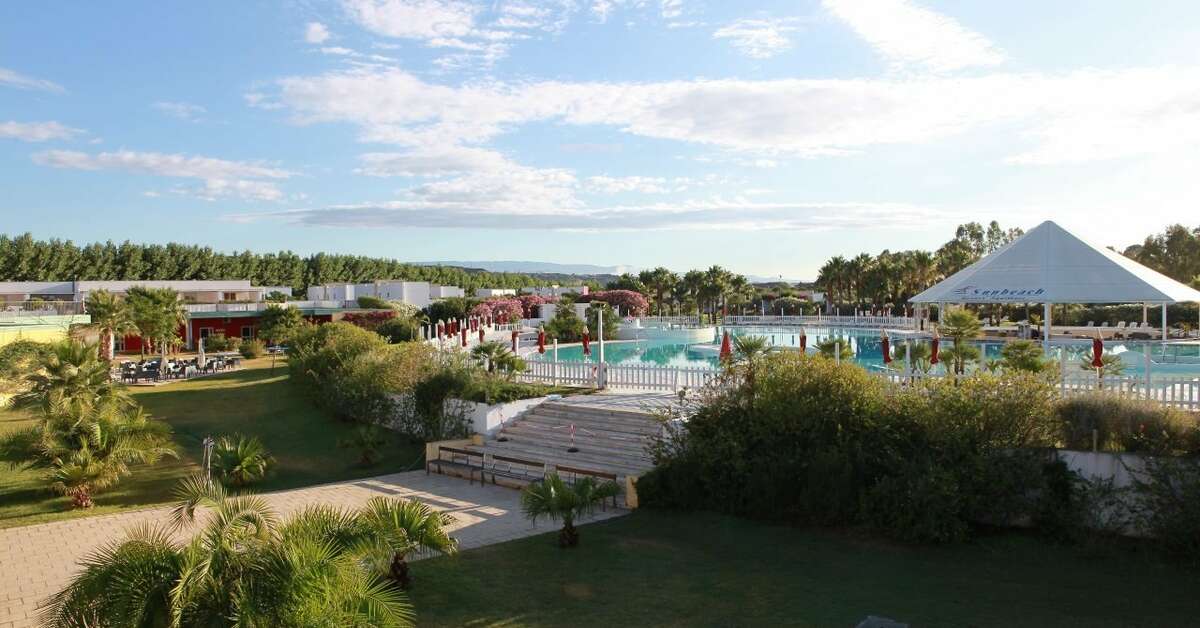 Een foto van het zwembad bij Club Esse Sunbeach