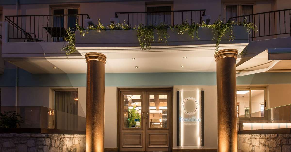 Ein Foto von der Außenansicht des Anesis Blue Boutique