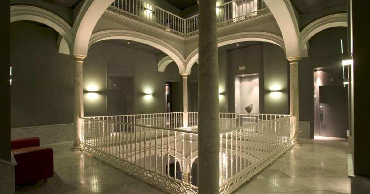 Een foto van het interieur van Petit Palace Santa Cruz Hotel