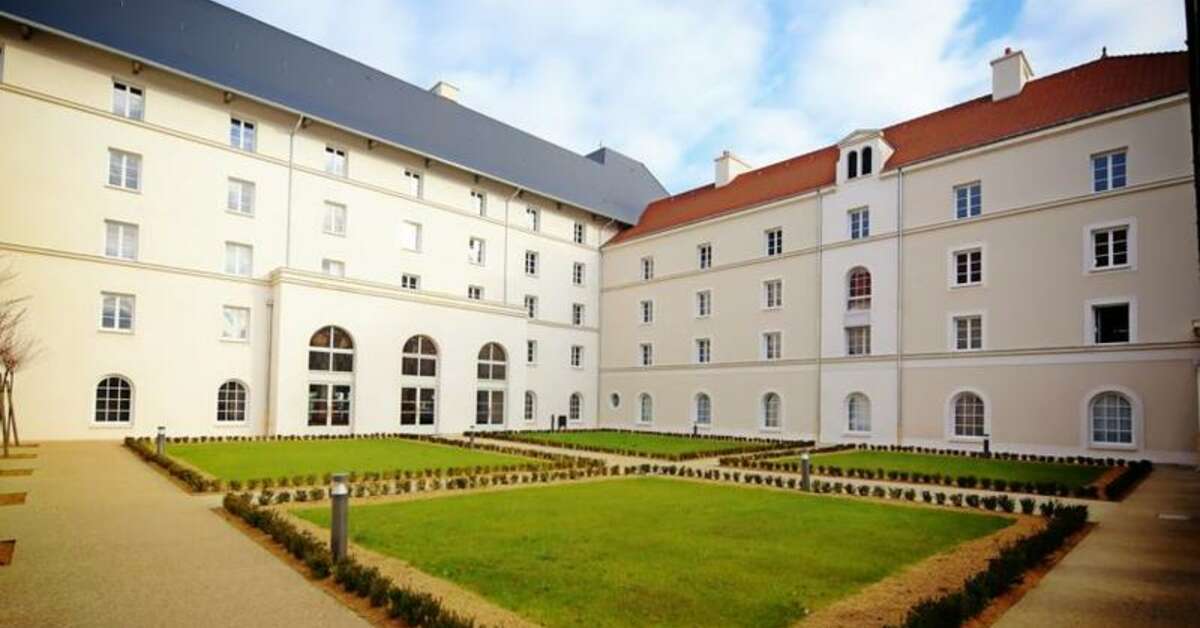 Een foto van de buitenkant van B&B Hotel Disneyland® Paris