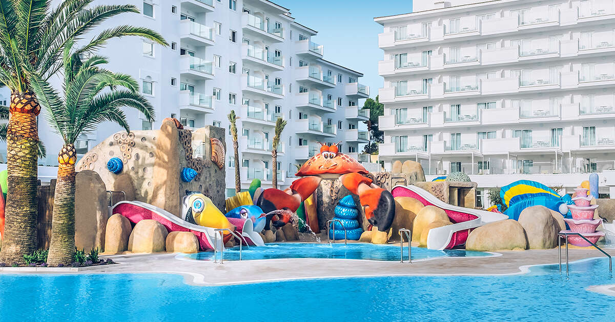 Een foto van het zwembad bij Iberostar Waves Alcudia Park