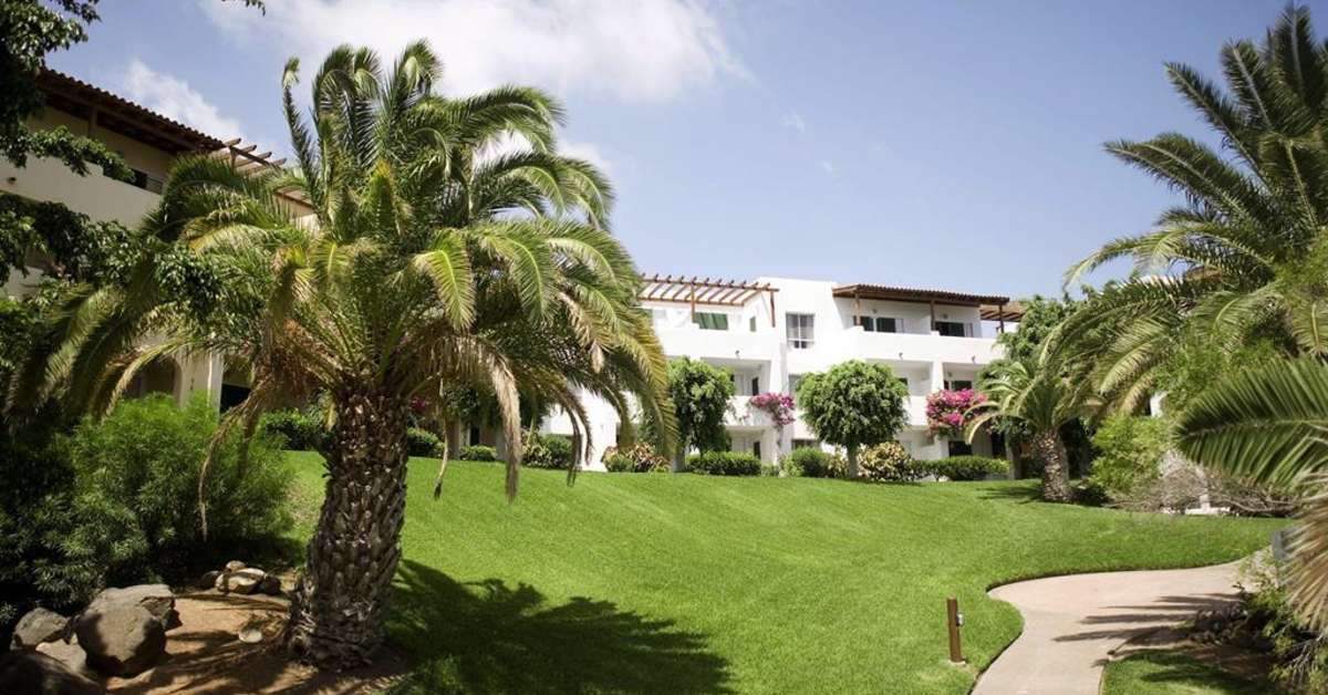 Een foto van het terras bij Robinson Club Esquinzo Playa