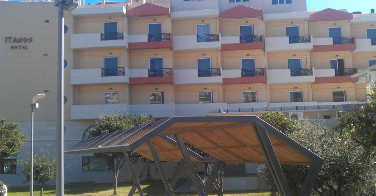 Een foto van de buitenkant van Itanos Hotel