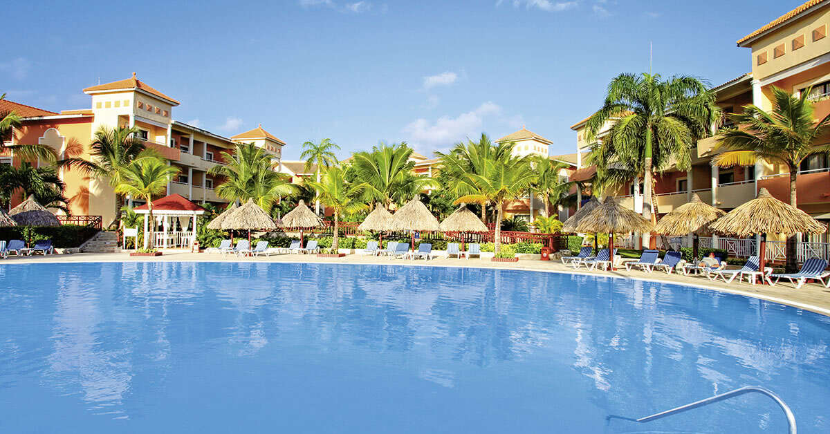 Een foto van het zwembad bij Grand Bahia Principe Turquesa