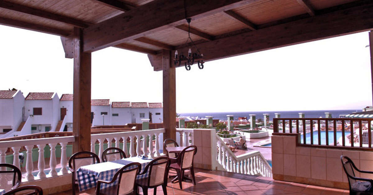 Een foto van het terras bij Hotel Villa de Adeje Beach