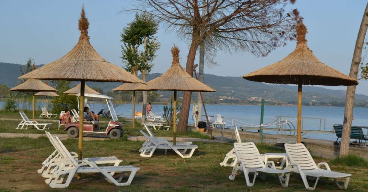 Een foto van het terras bij Camping Village Punta Navaccia