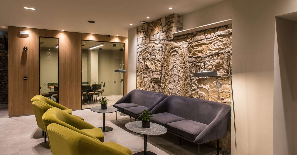 Een foto van het interieur van Petousis Hotel & Suites