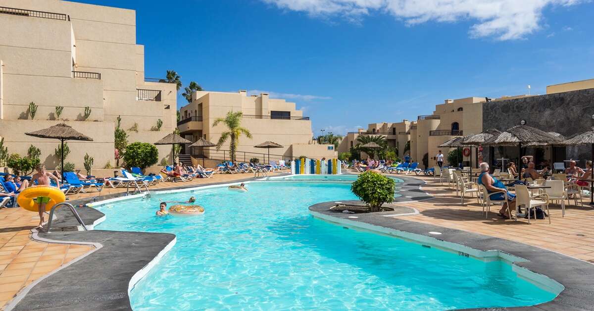 Een foto van het zwembad bij Blue Sea Costa Teguise Gardens