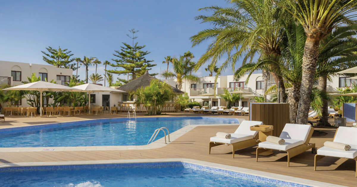 Een foto van het zwembad bij Alua Suites Fuerteventura