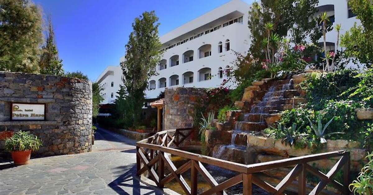 Een foto van de buitenkant van Hotel Petra Mare