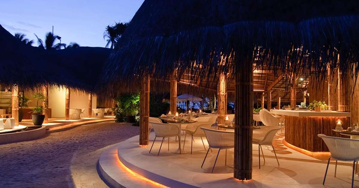 Een foto van het terras bij Kuramathi Island Resort
