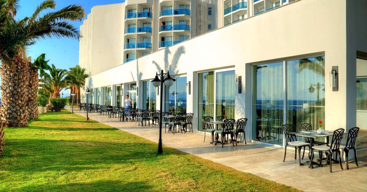 Een foto van het terras bij Le Bleu Hotel & Resort
