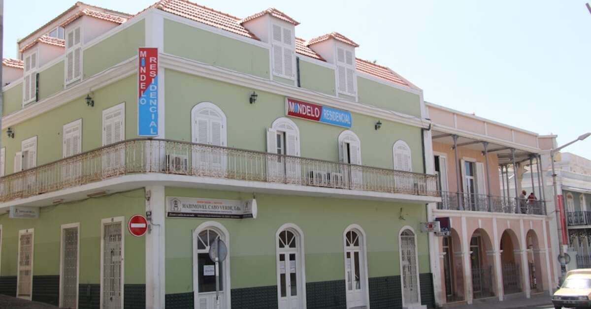 Een foto van de buitenkant van Mindelo Residencial