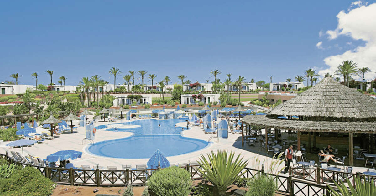 Een foto van het zwembad bij Club Playa Blanca Hotel