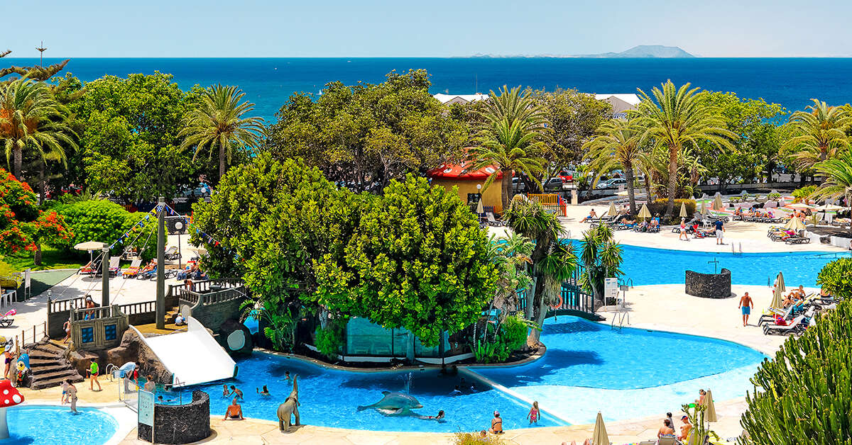 Een foto van het zwembad bij H10 Lanzarote Princess