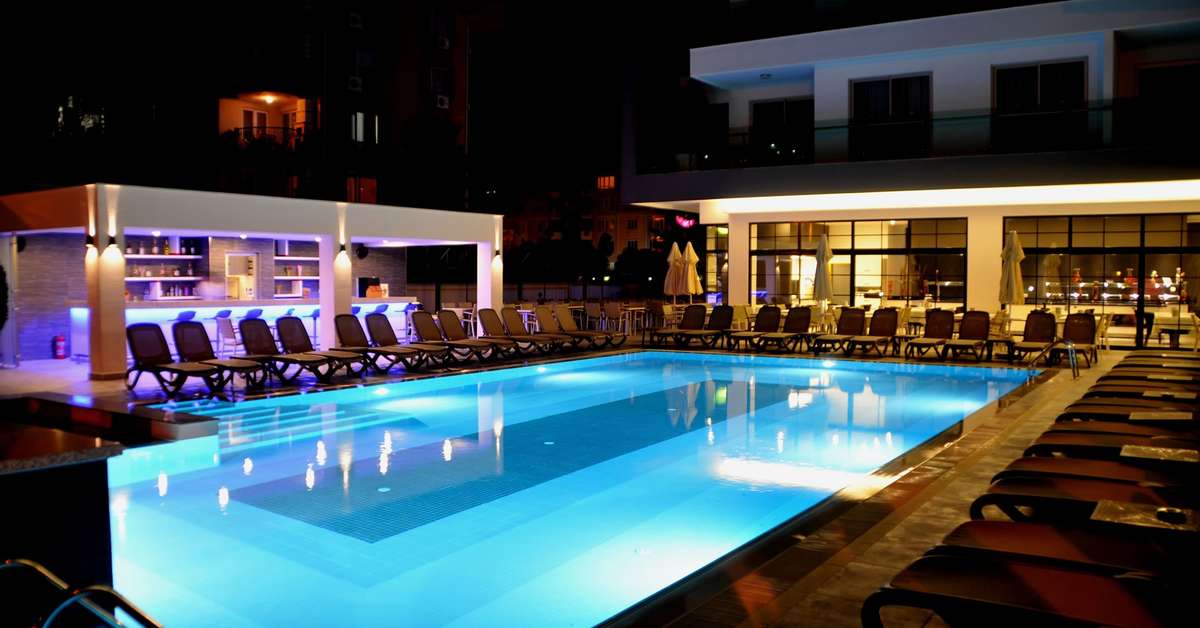 Een foto van het zwembad bij Green Garden Suites
