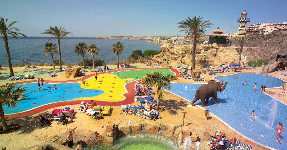 Een foto van het zwembad bij Holiday World Resort