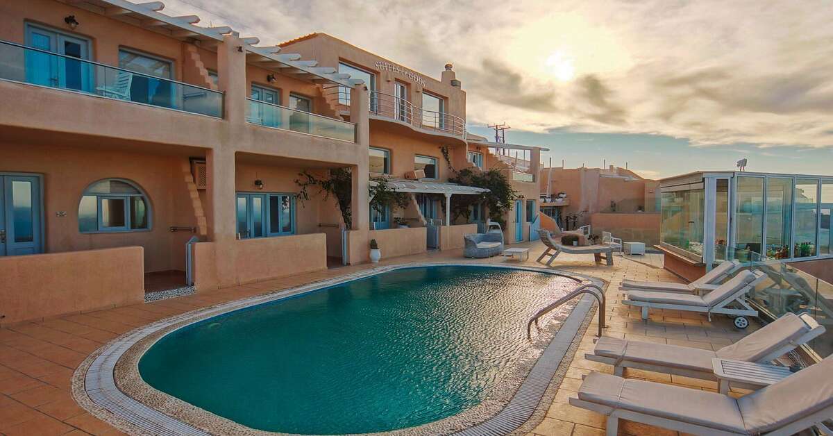 Een foto van het zwembad bij Suites Of The Gods Hotel