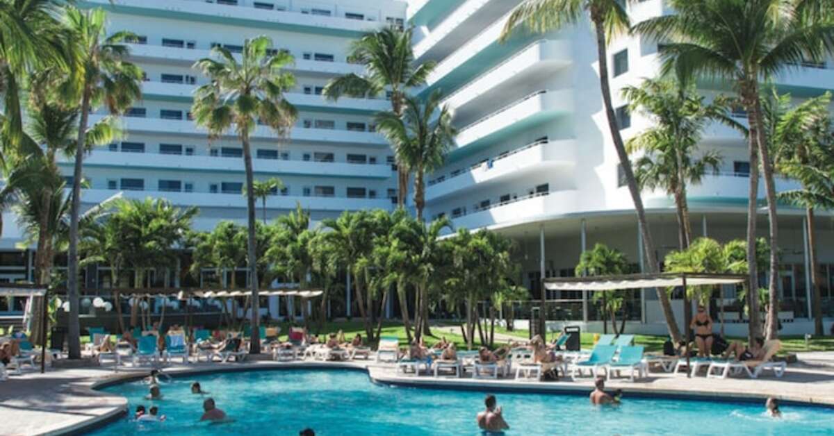 Een foto van het zwembad bij Riu Plaza Miami Beach