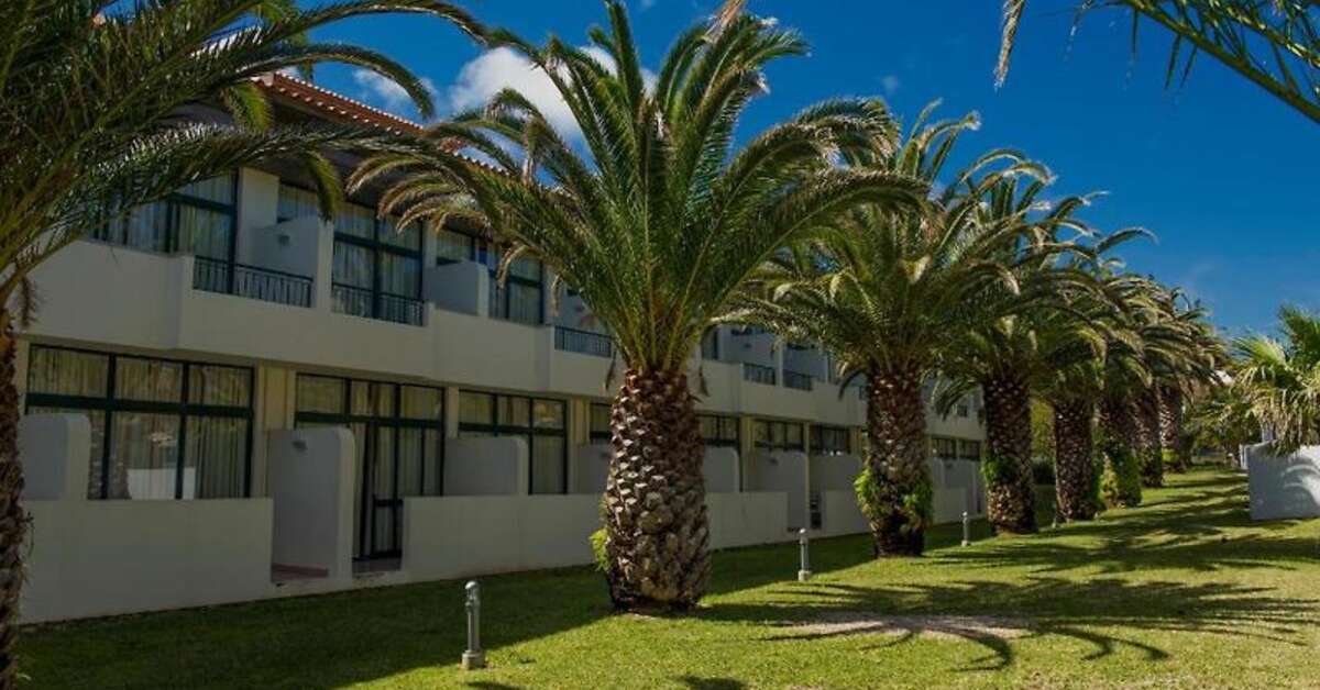 Een foto van de buitenkant van Hotel Torre Praia