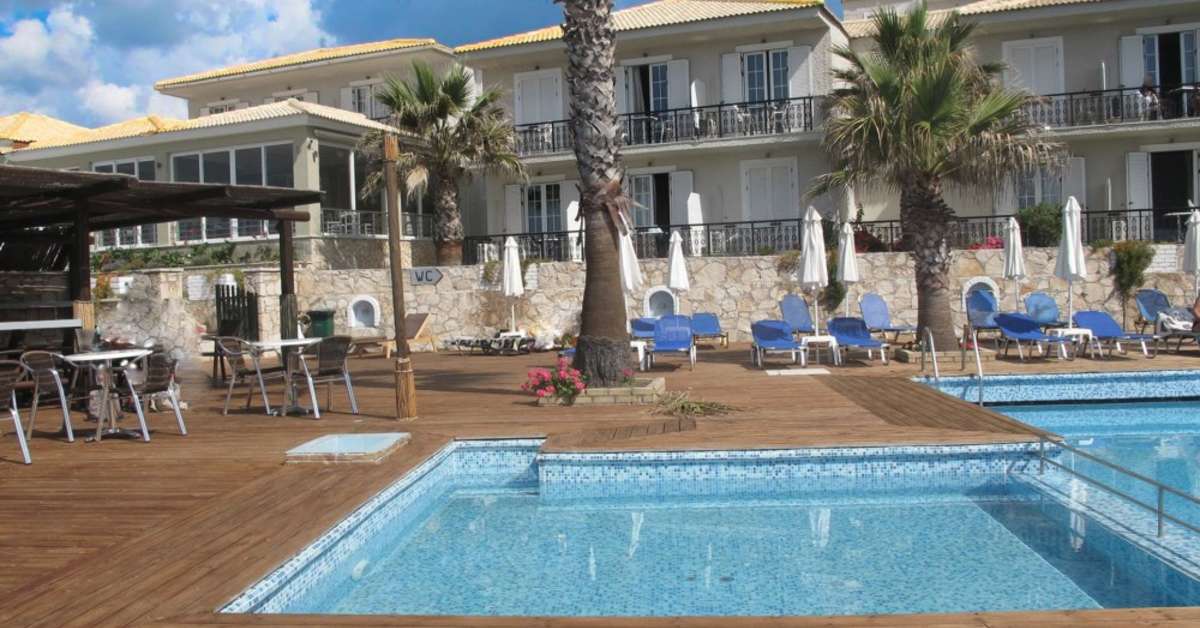 Een foto van het zwembad bij Crystal Beach Hotel