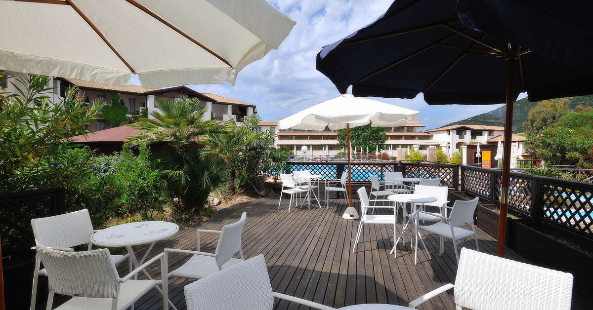 Een foto van het terras bij Cala della Torre Club Hotel