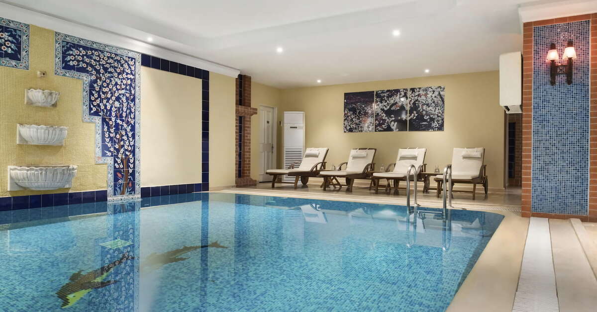 Ein Foto vom Pool im Ramada by Wyndham Istanbul Taksim