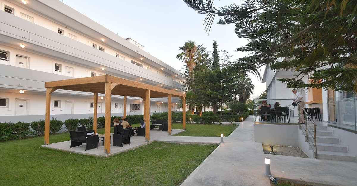 Een foto van het terras bij Evita Bay