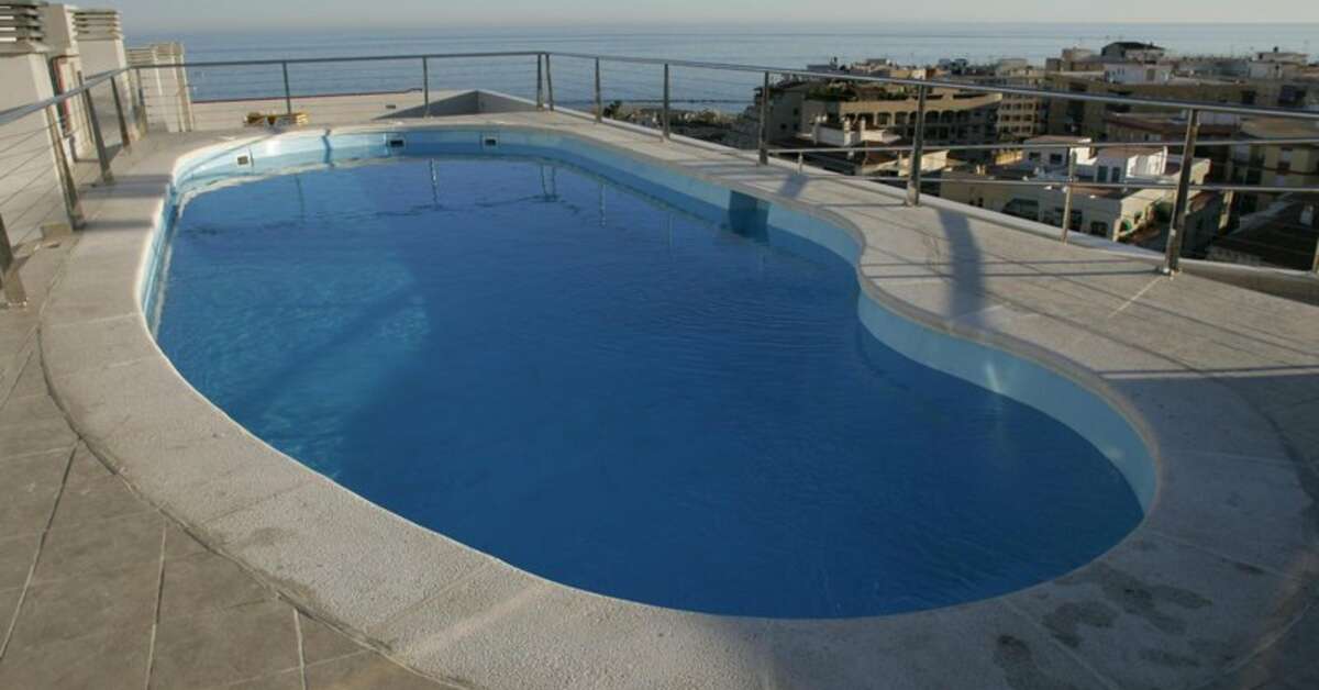 Een foto van het zwembad bij Barcelo Marbella