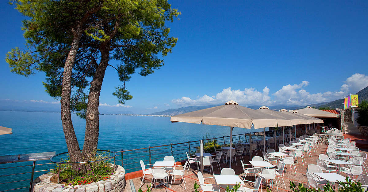 Een foto van het terras bij Hotel Akti Taygetos