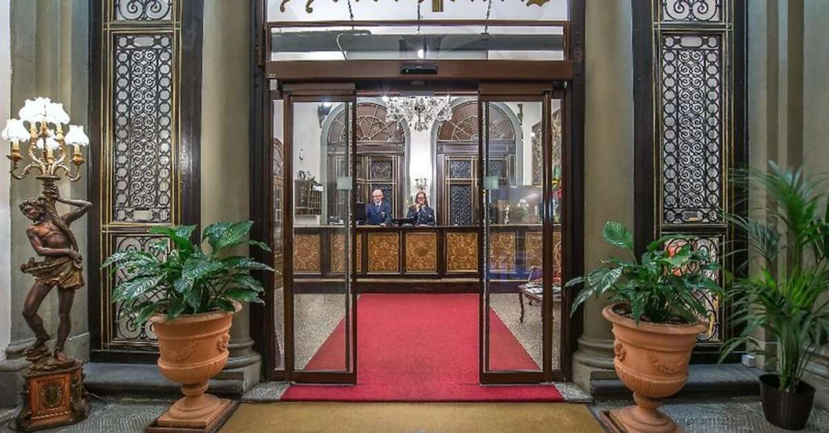 Een foto van de buitenkant van Hotel Paris Florence