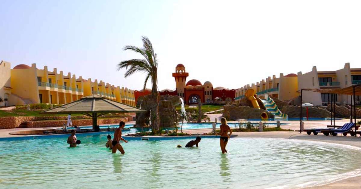 Een foto van het zwembad bij Onatti Beach Resort