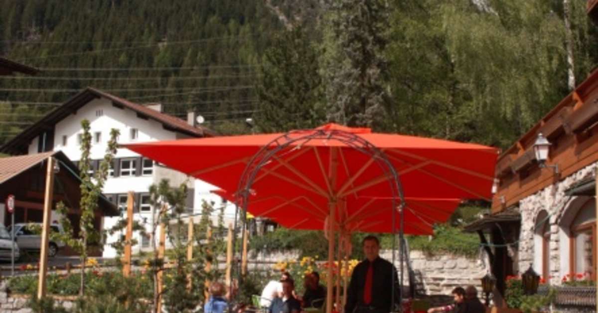 Een foto van het terras bij Hotel Basur