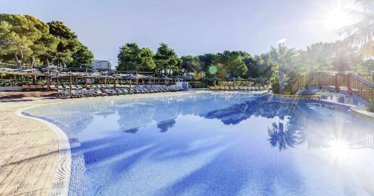 Een foto van het zwembad bij Magic Life Cala Pada