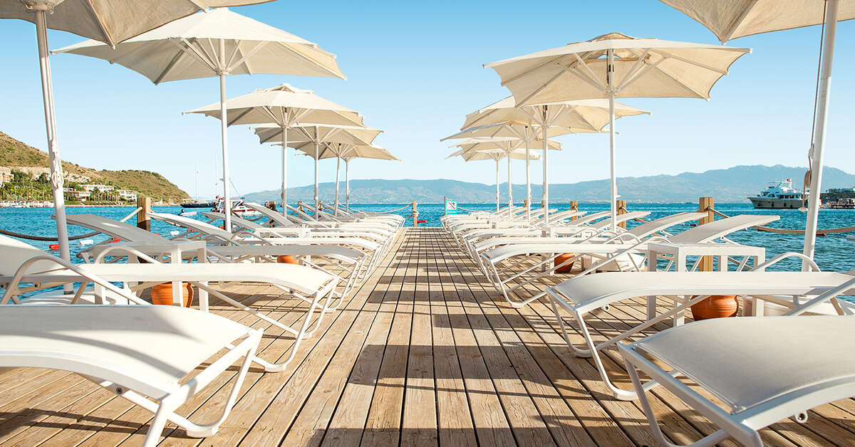 Een foto van het terras bij Bellazure Hotel