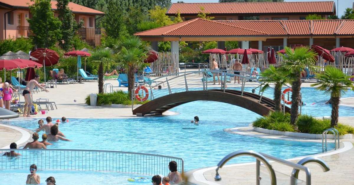 Een foto van het zwembad bij Green Village Resort