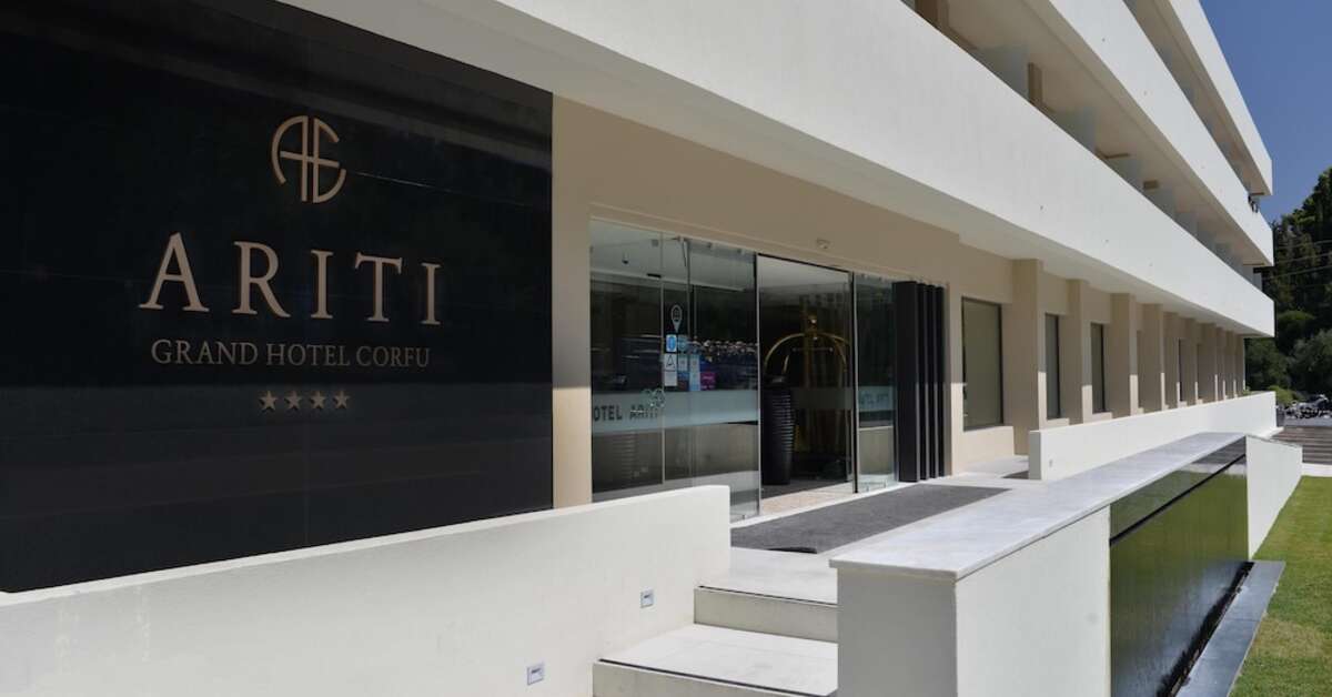 Een foto van de buitenkant van Ariti Grand Hotel