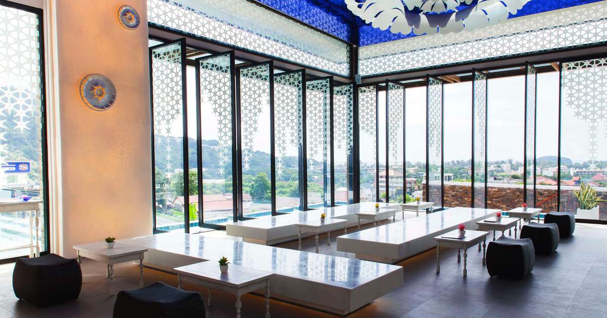 Een foto van het interieur van Eastin Yama Hotel Phuket