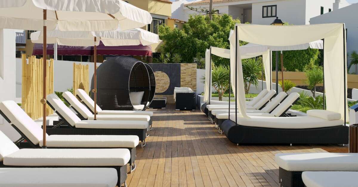 Een foto van het terras bij Regency Torviscas Appartementen & Suites
