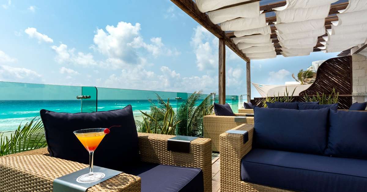 Een foto van het terras bij Flamingo Cancun Resort