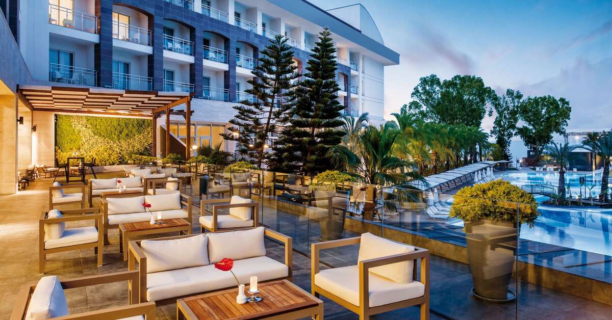 Een foto van het terras bij DoubleTree by Hilton Antalya Kemer