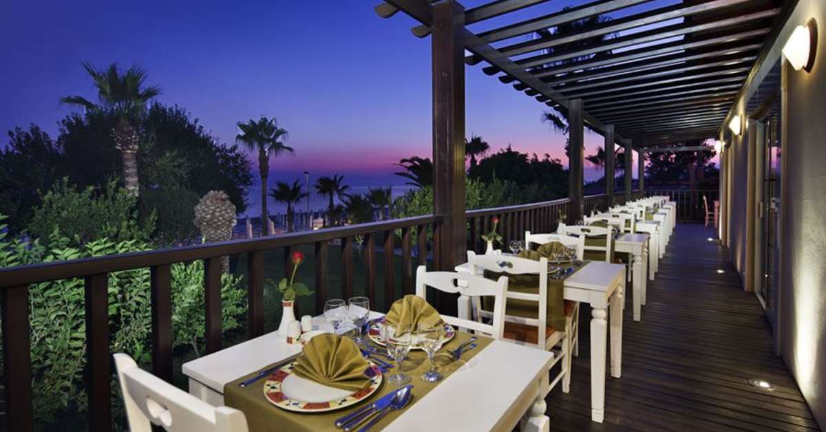 Een foto van het terras bij Hotel Grand Side