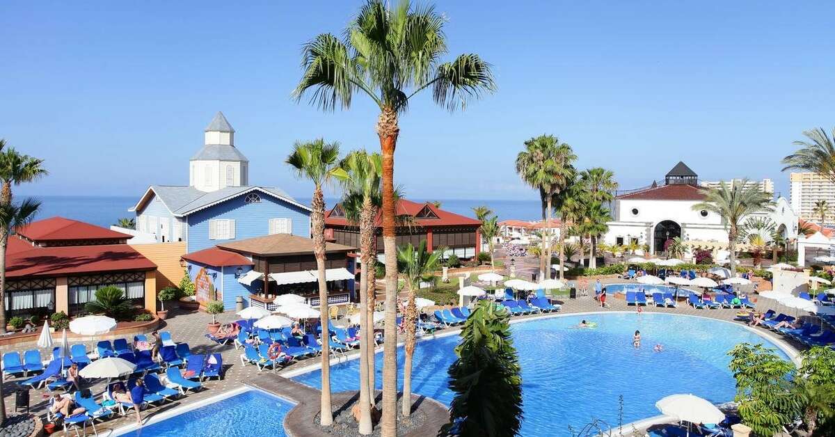 Een foto van het zwembad bij Bahia Principe Sunlight Costa Adeje