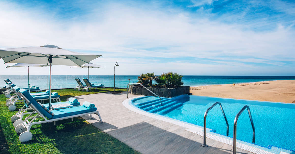 Een foto van het zwembad bij Iberostar Waves Playa Gaviotas
