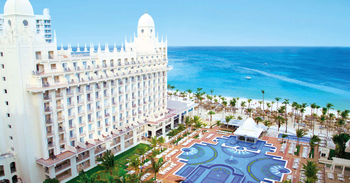 Een foto van het zwembad bij Riu Palace Aruba