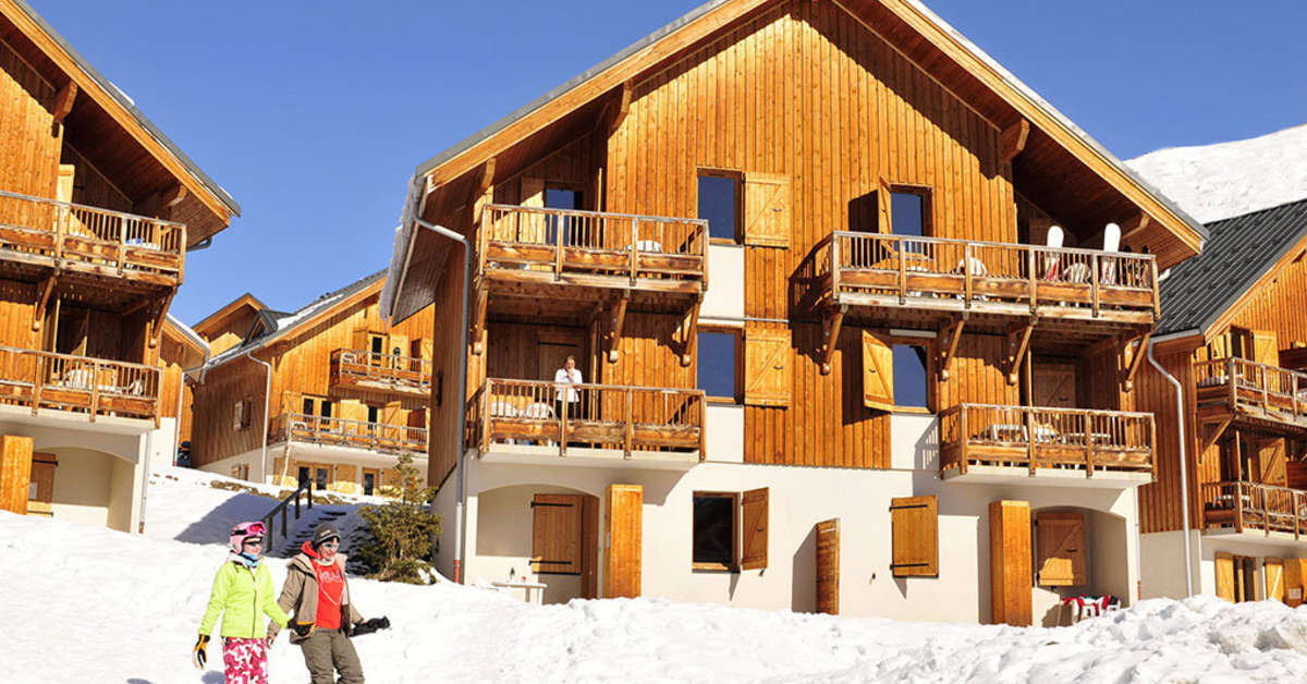 Een foto van de buitenkant van Les Chalets des Ecourt