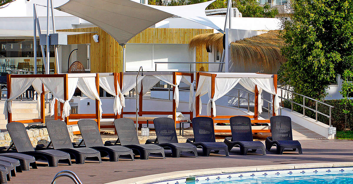 Ein Foto vom Pool im BG Pamplona Hotel