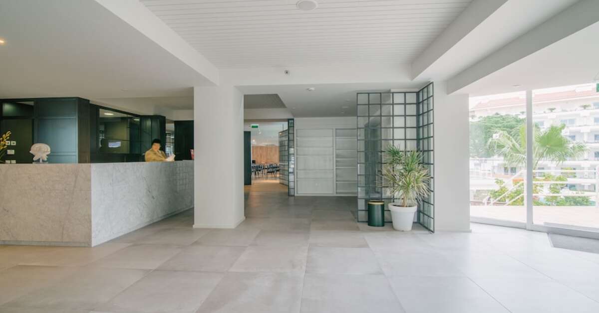 Een foto van het interieur van Aqualuz Lagos by The Editory
