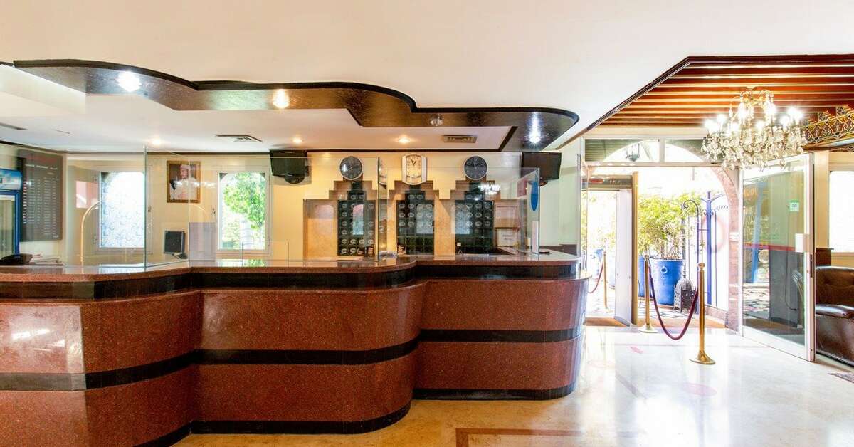 Een foto van het interieur van Hotel Akabar