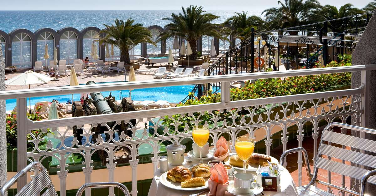 Een foto van het terras bij San Agustin Beach Club Hotel